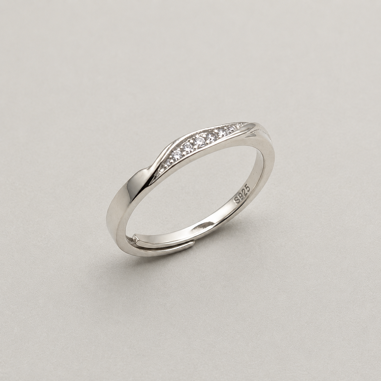Elegant Intertwined Shimmering Wave Ring