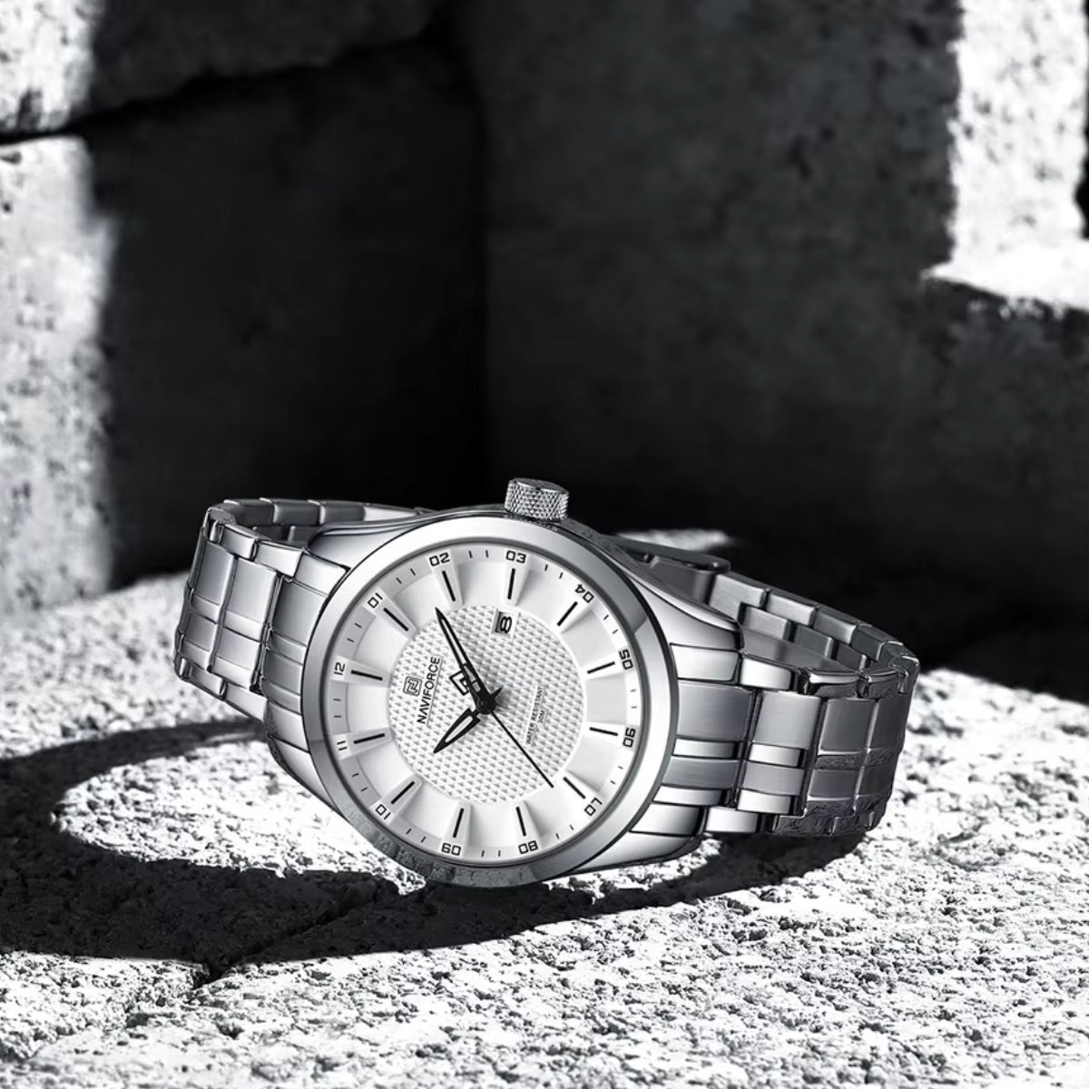 NAVIFORCE 8032 Men’s Stainless Steel Watch – Original Quartz Business Wristwatch - Silver and White