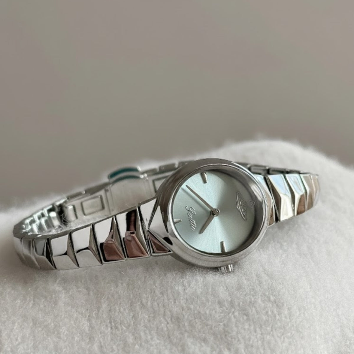Scottie 9782 Women’s Snakebone Bracelet Watch – New Luxury Fashion Wristwatch  Silver and Blue